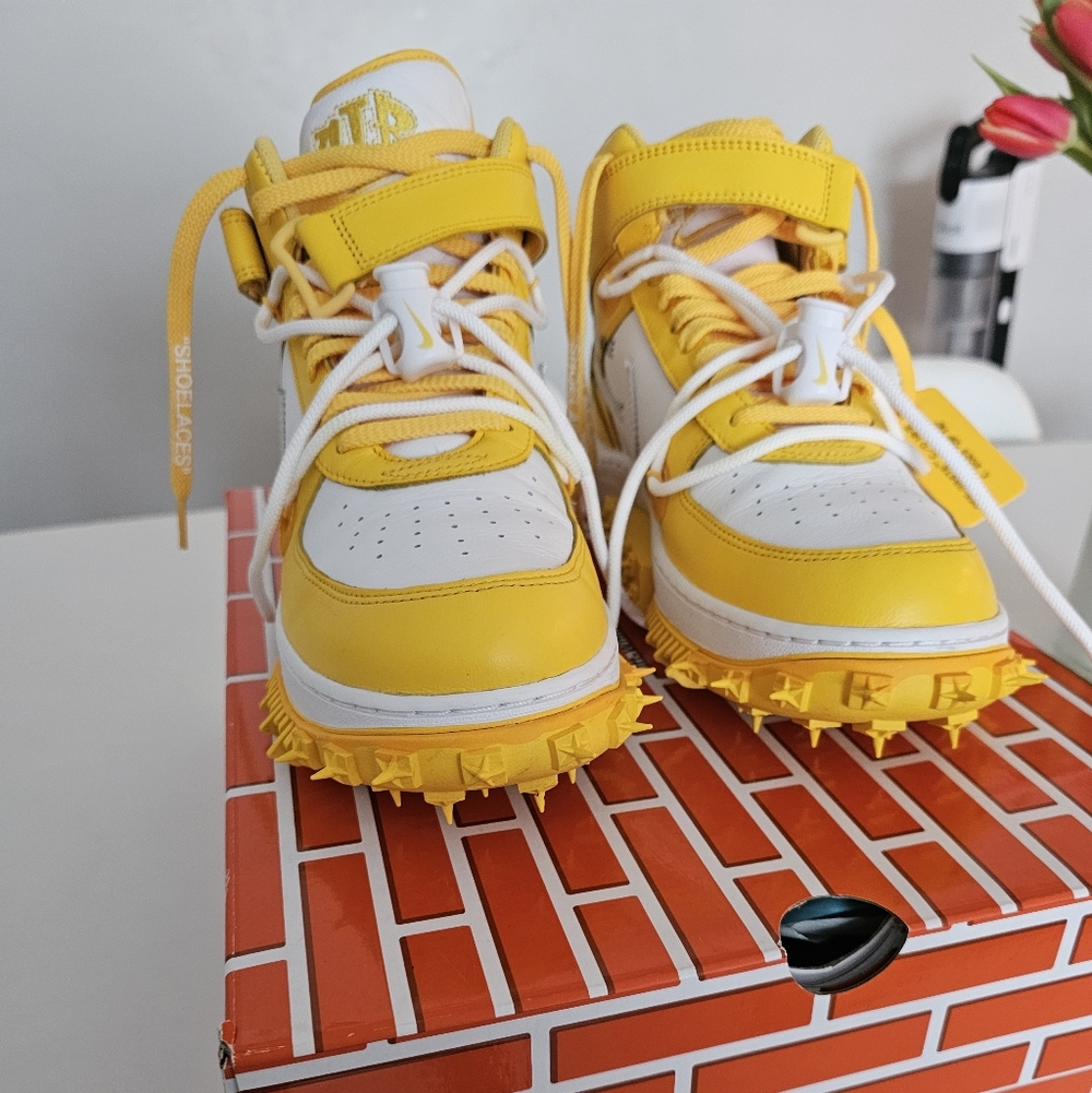 NIKE x Off-White Yellow and White Sneakers - Picture 5 of 6
